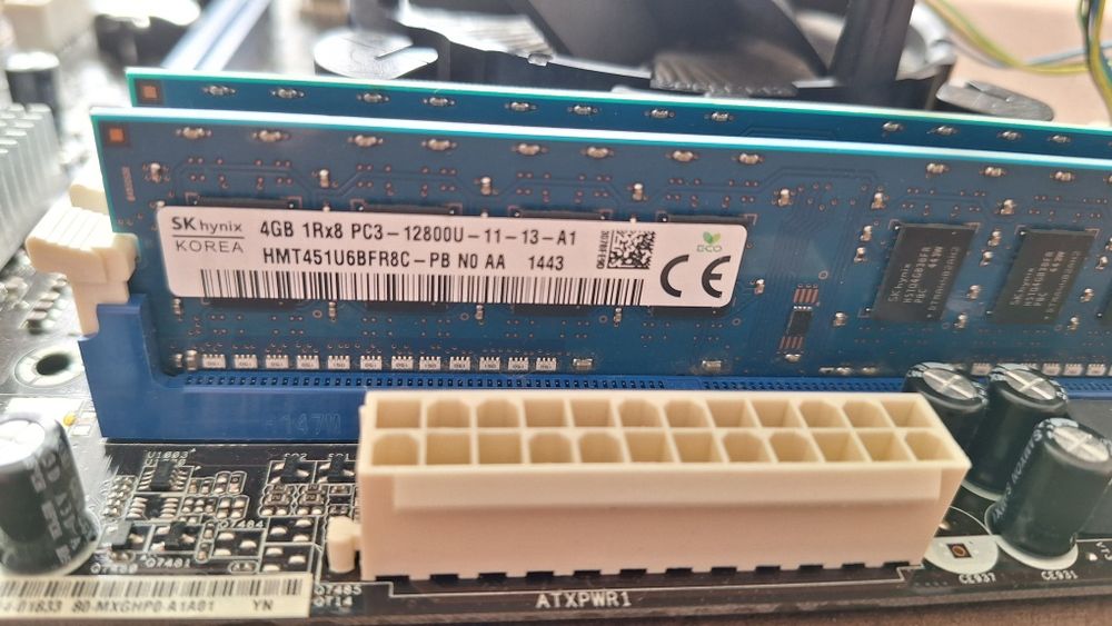Płyta główna z CPU i pamięcią
