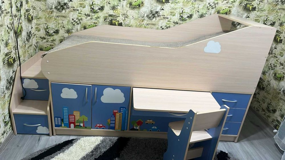 Дитяча кровать,парта , самальотік,Продаєть з матрасом Дліна 2 /80 см