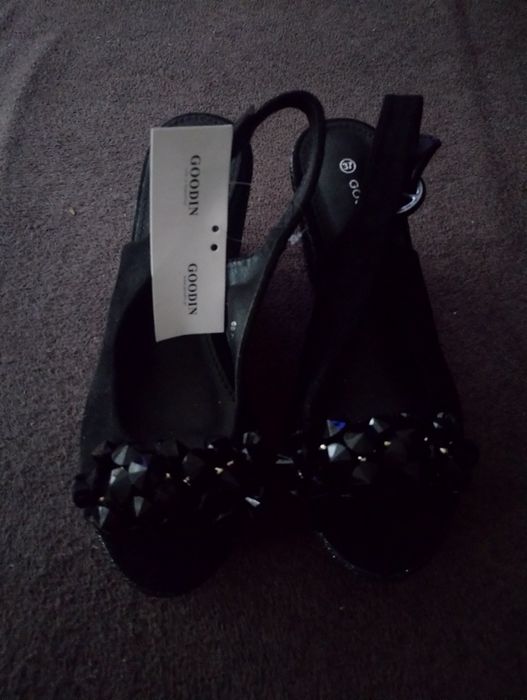 Sandały czarne na koturnie