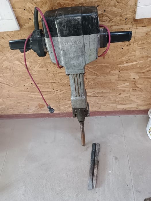 Młot wyburzeniowy Makita HM1800