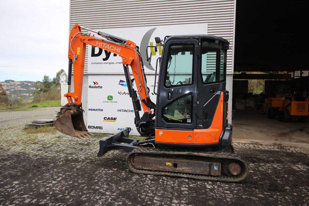 Minigiratória e escavadora  de rastos Hitachi ZX 33