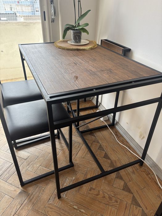 Mesa com 4 cadeiras