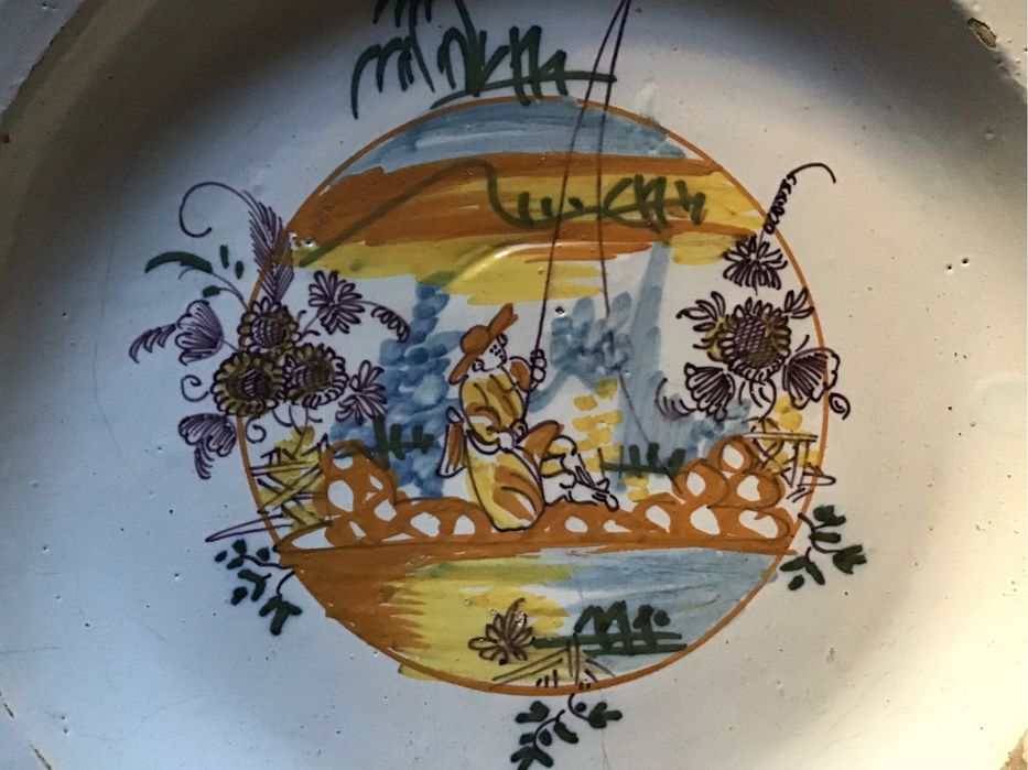 Grande prato em faiança com cena de pesca. Século  XVIII. Negociável.