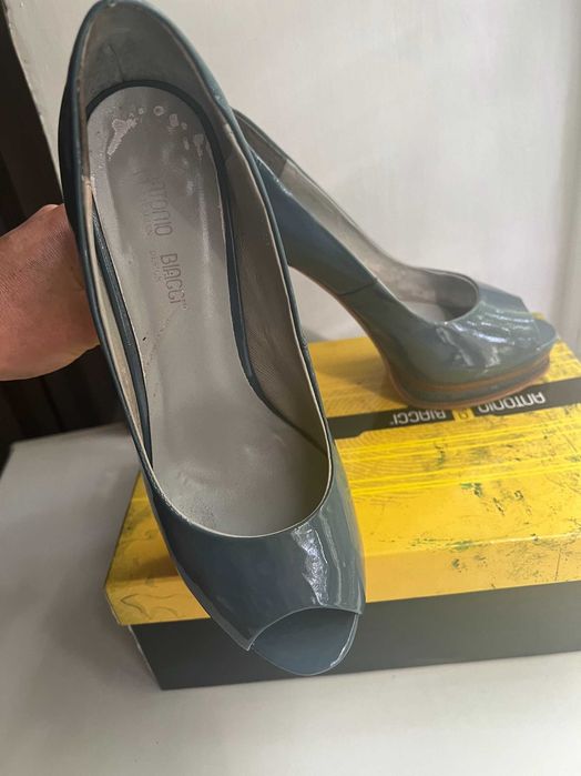 продам лакові туфлі