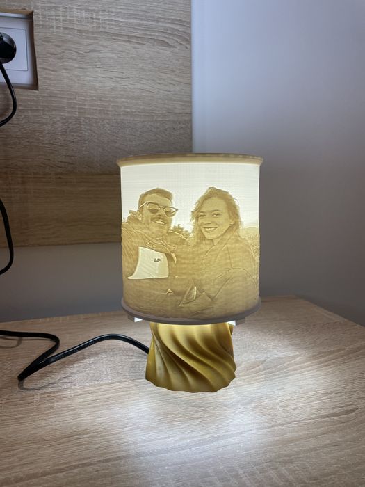 Candeeiro com fotos gravadas em 3D
