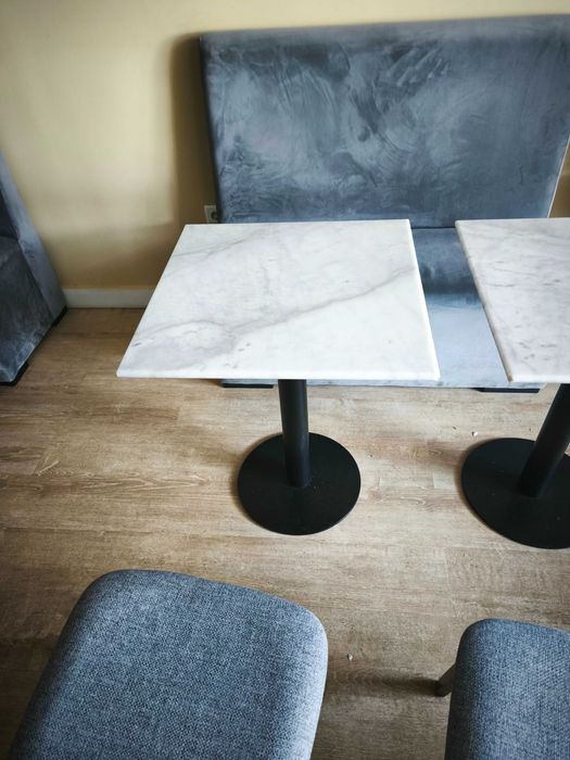 Mesas 60x60 em mármore e cadeiras