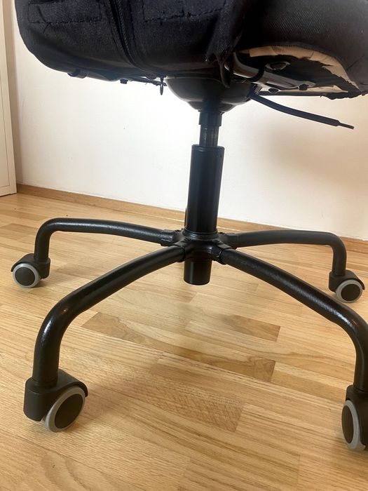Czarne krzesło do biurka IKEA