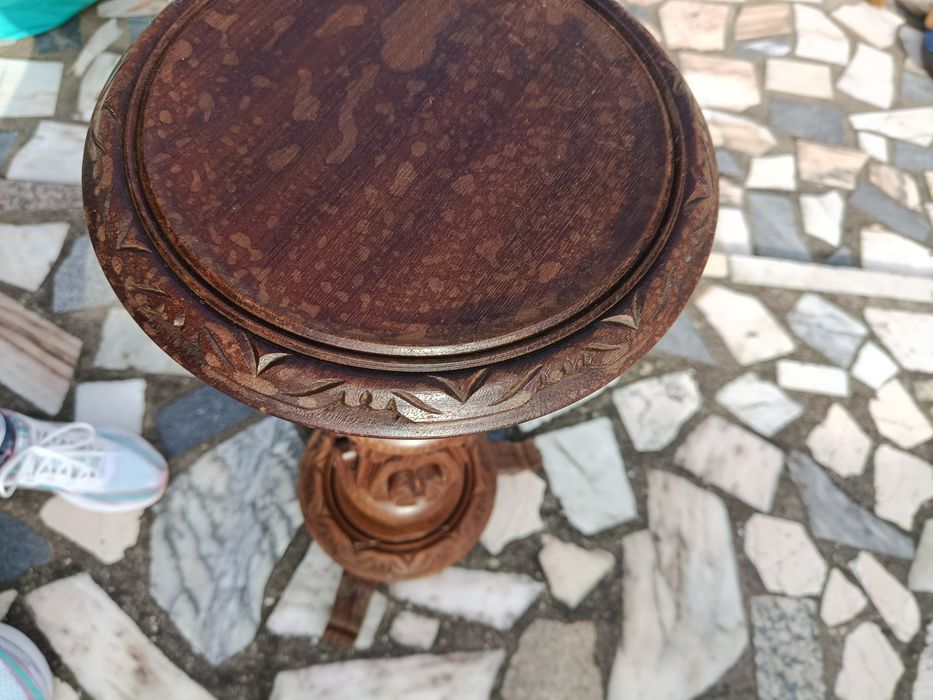 Coluna de vasos ou loiça em madeira usada