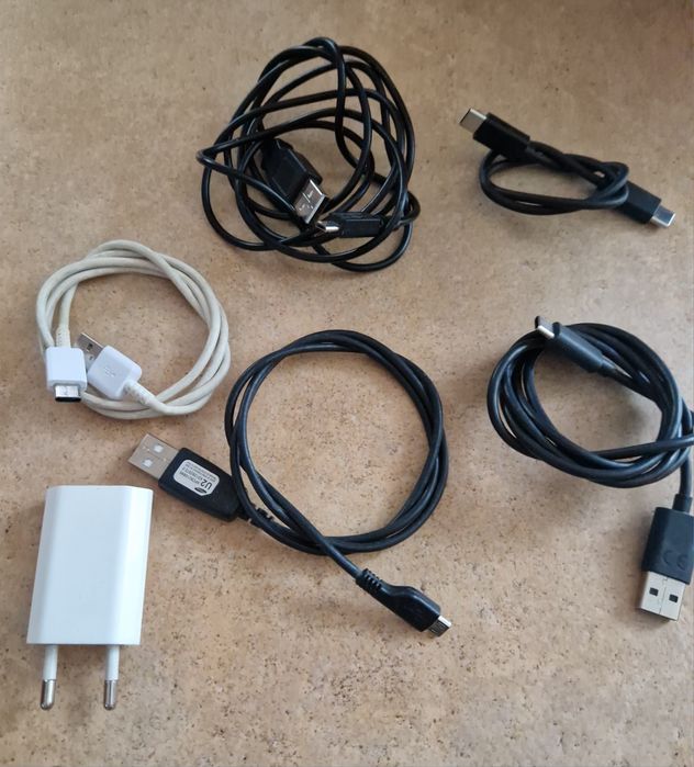 Różne kable do smartfonów, ładowarki, komórki