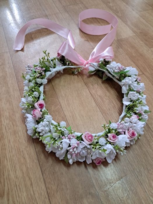 Wianuszek na głowę.