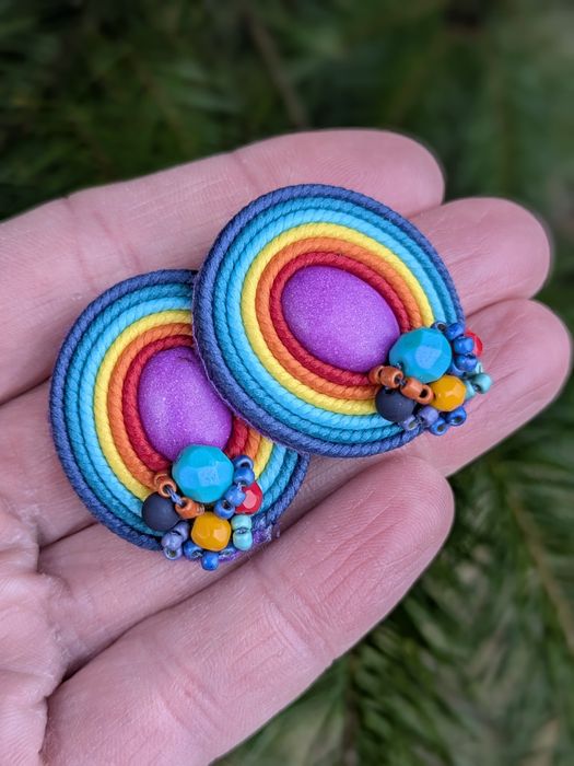 Tęczowe kolczyki, kolczyki sutasz