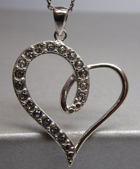 Srebrny wisior serce z kryształkami.