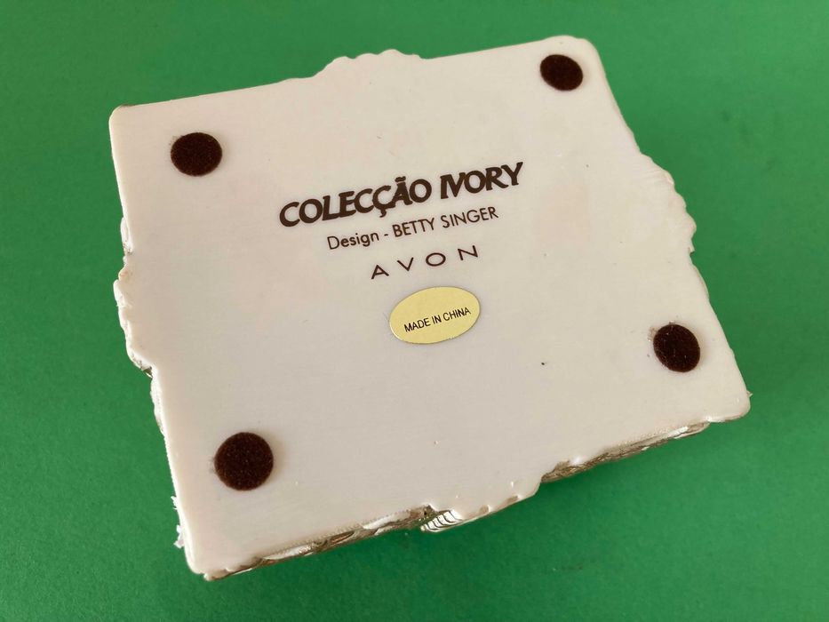 Caixa em Cerâmica Laçarote Ivory da marca Avon Antiga