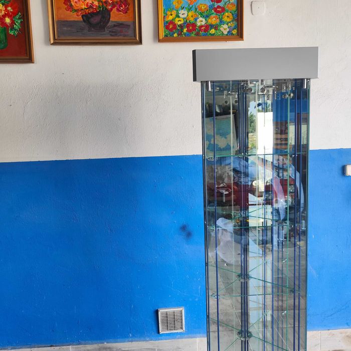 Witryna narożnikowa podświetlana