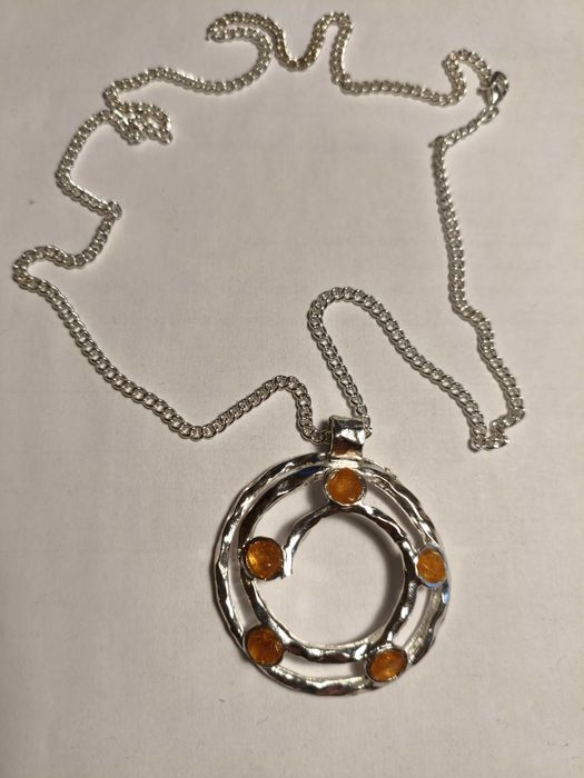 Wisior w kolorze srebrnym z małymi bursztynkami