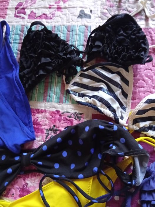 Várias partes de bikini