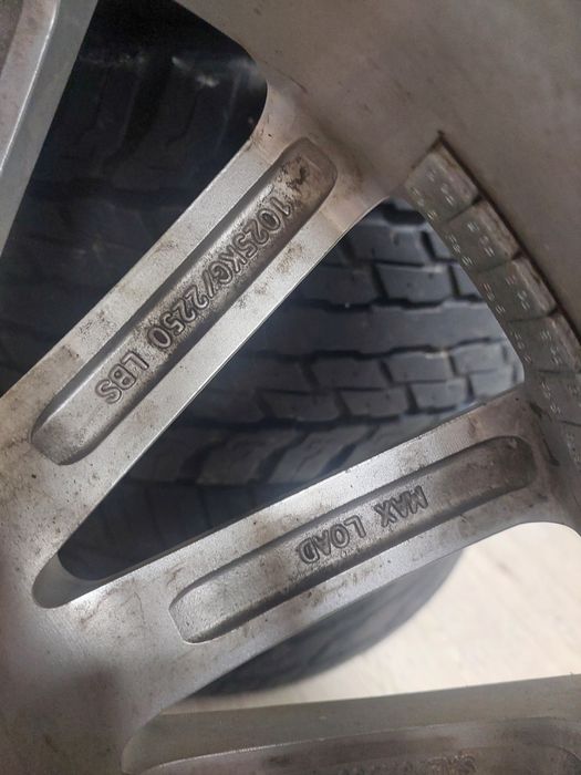 Продам Комплект R20 Диски Шини Toyota 200