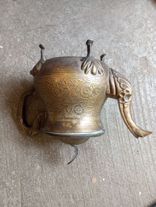 Ciężki dzban z brązu z bogatym ornamentem - 31 cm