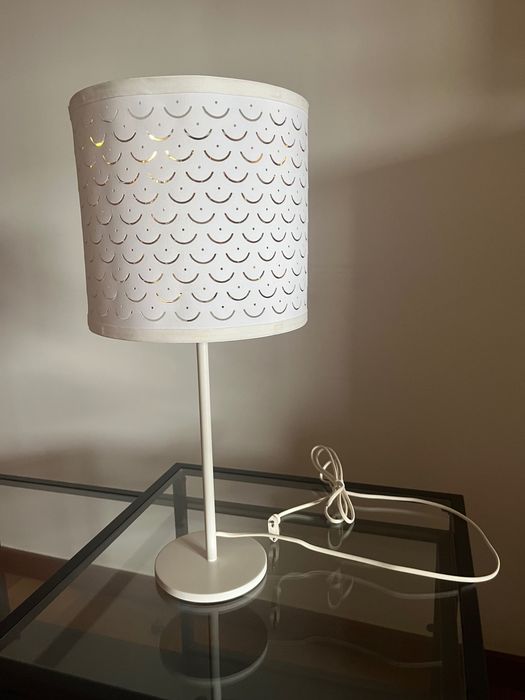 Candeeiro IKEA branco e dourado