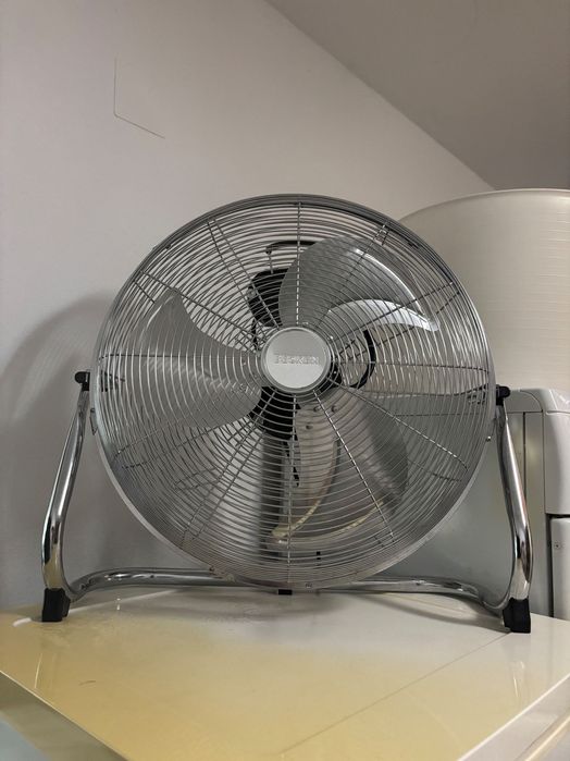 Ventoinha com pás metálicas