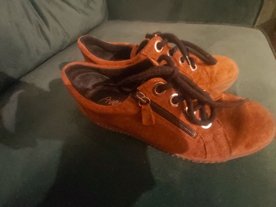 Sneakersy zamszowe marki avena