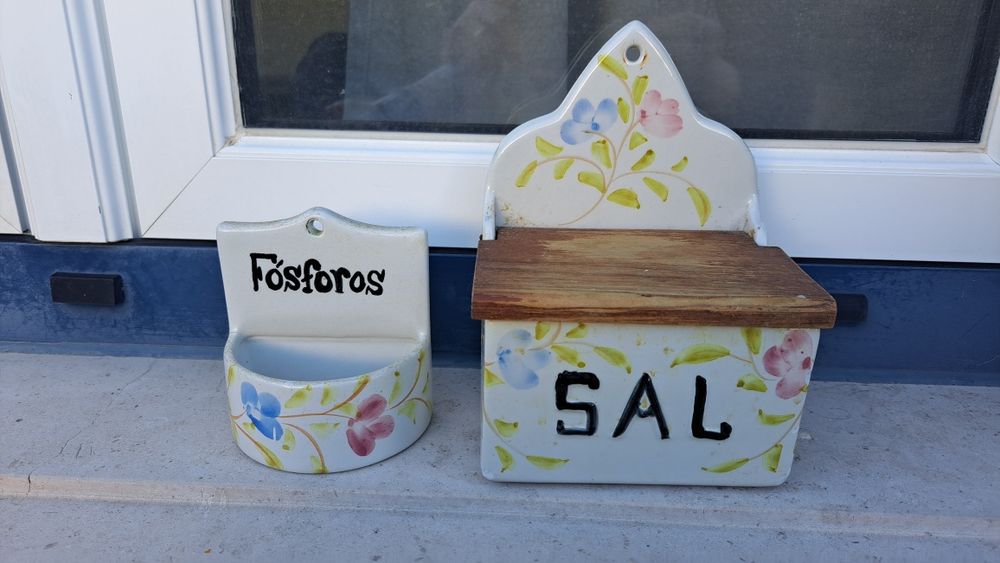 Conjunto saleiro e suporte fósforos