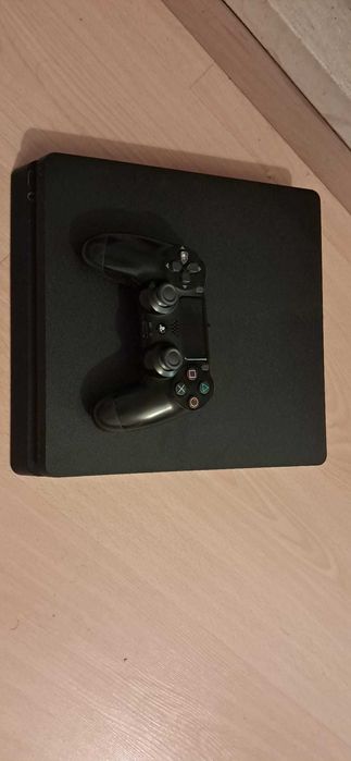 PS4 Slim 1TB com um comando original e um jogo
