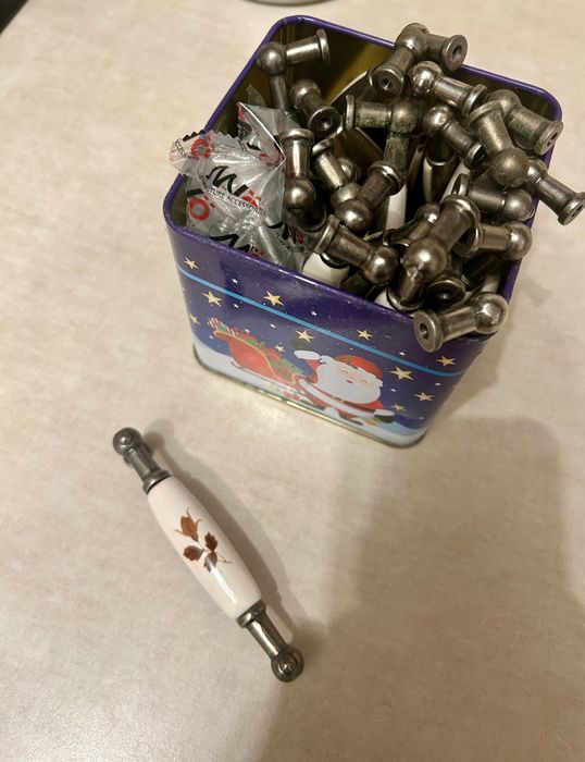 23 sztuki- Uchwyty meblowy z porcelaną