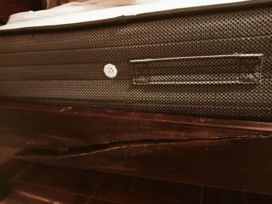 Cama de mogno com estrado e colchao