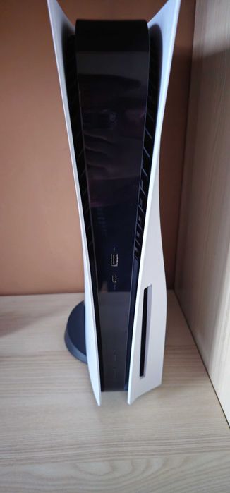 Konsola ps5, 2 pady, stacja ładująca i gra lego saga skywalkerów