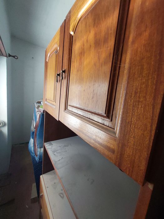 Sofá, cómodas e armários