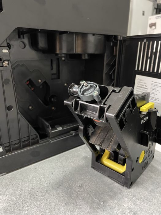 Кофемашина Philips HD 8841 из Германии от бслужена гарантия