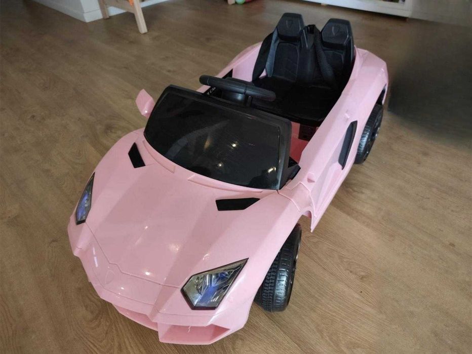 Carro elétrico de criança cor-de-rosa, estilo Lamborghini, em muito bom estado.