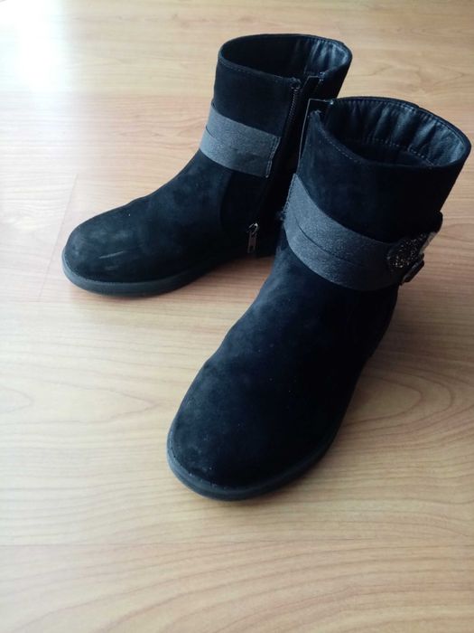 Bota pretas menina