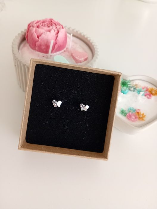 Małe kolczyki motylki w kolorze srebrnym glamour