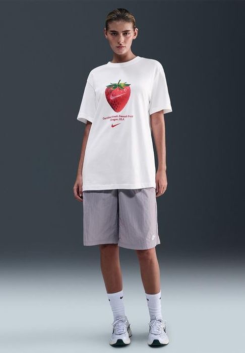 Футболка NIKE Sportswear Strawberry оригінал IQ3344-100