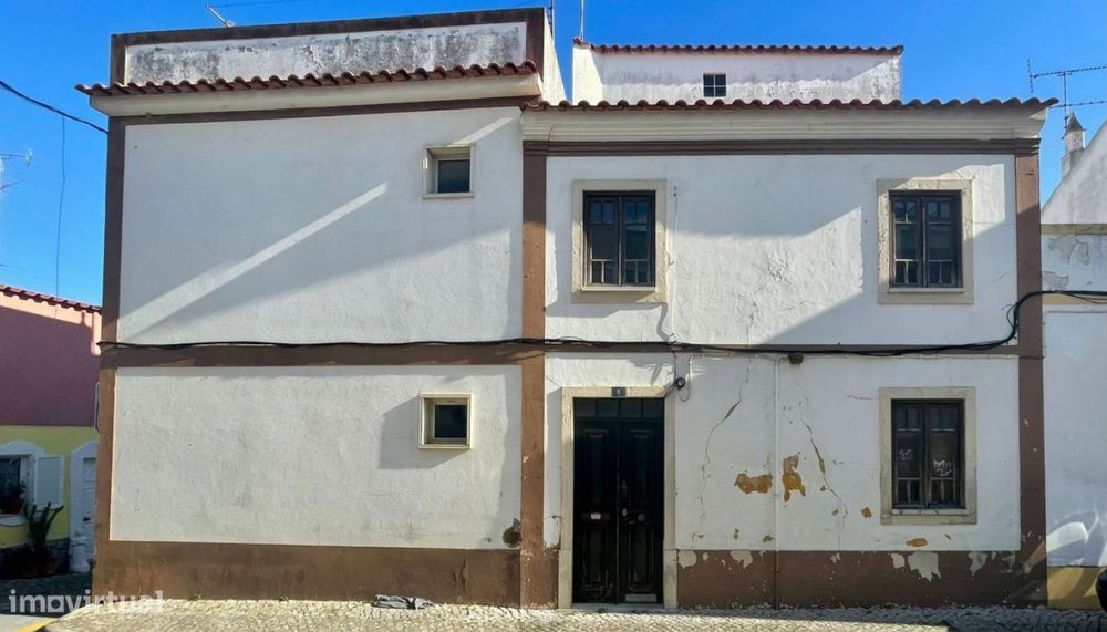 Moradia V2 para restauro, à venda em Loulé, Algarve