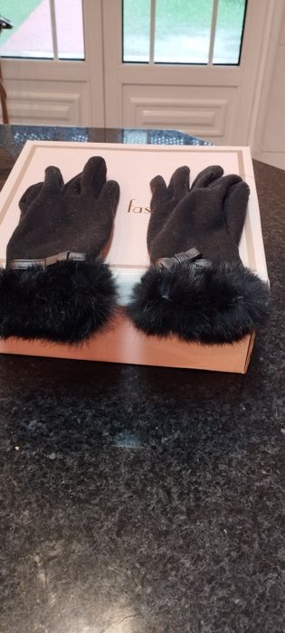 Gola em pêlo para o pescoço e  luvas