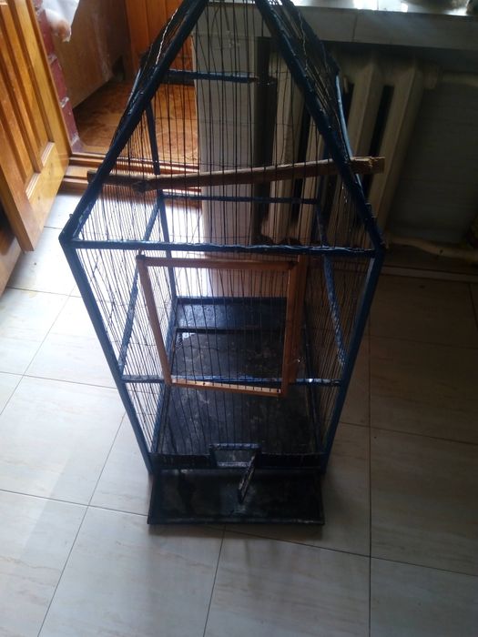 Продам большую клетку для попугаев