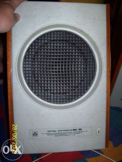 stary rosyjski adapter, gramofon z radiem i kolumnami