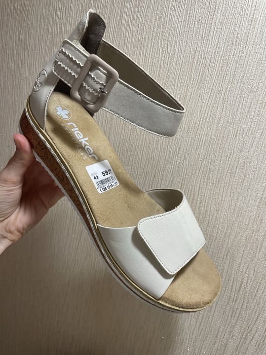 Жіночі сандалі.