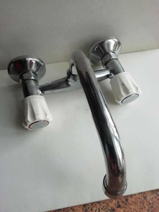 bateria umywalkowa ścienna pochodzącą z czasów PRL