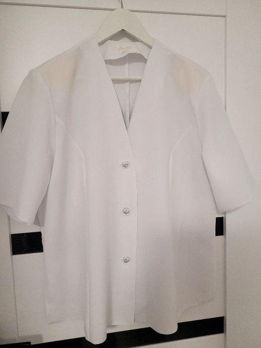 Elegancka biala bluzka ze stylowymi guzikami, rozm.xxl.