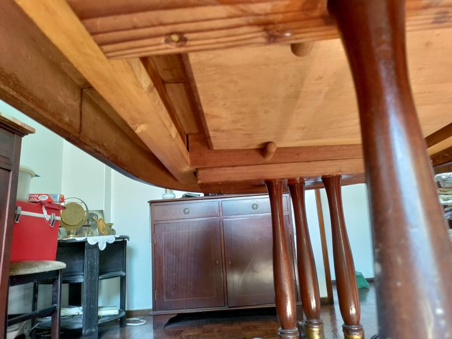 Mesa de sala com cadeiras