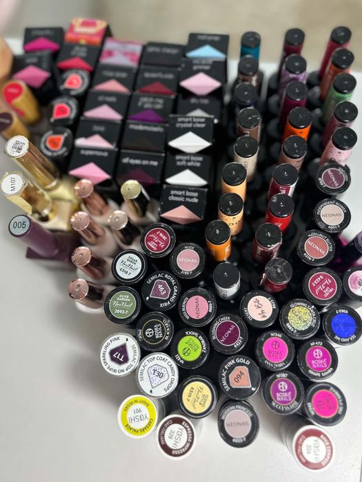Zestaw lakierów hybrydowych 89 produktów  Éclair Indigo Yoshi Boska Semilac Neonail Claresa 89 produktów