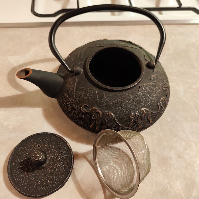 Żeliwny dzbanek, zaparzacz, imbryk do herbaty z zaparzaczem 1 litr.