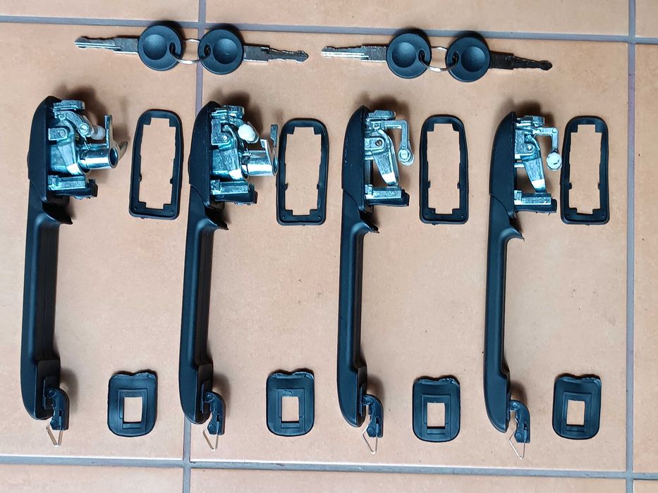 Komplet nowych klamek zewnętrznych z kluczykami VW Passat b4