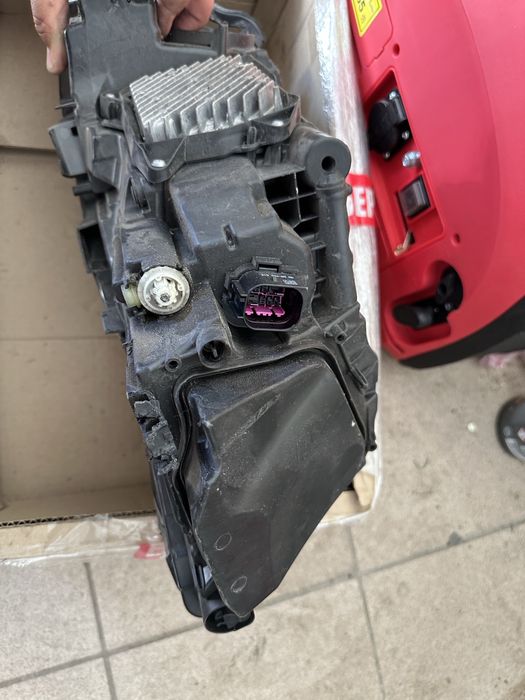 Фара Ауди А6 С8