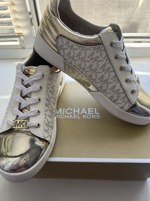 Кроссовки,макасы со стразами