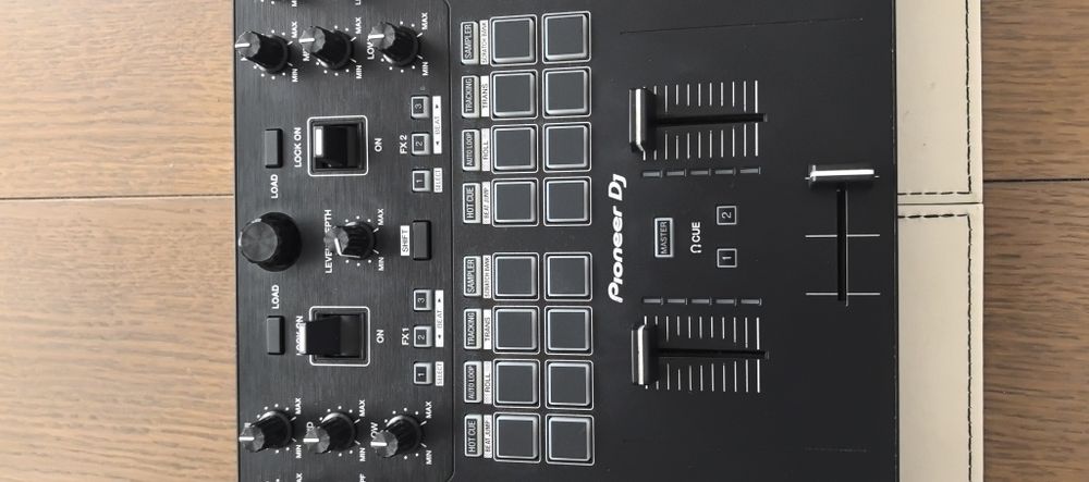 Kontroler DDJ-REV1 marki Pioneer DJ